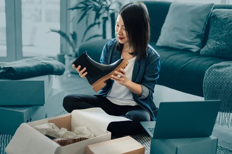 Asendia_end-user_woman_Parcels-1_AFB-small (1) Asendia_end-user_woman_Parcels-1_AFB-small (1)